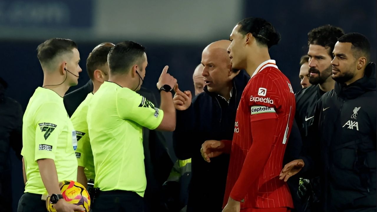 Arne Slot Abusive Behavior Towards Michael Oliver : Impact on Liverpool and the Footballing World